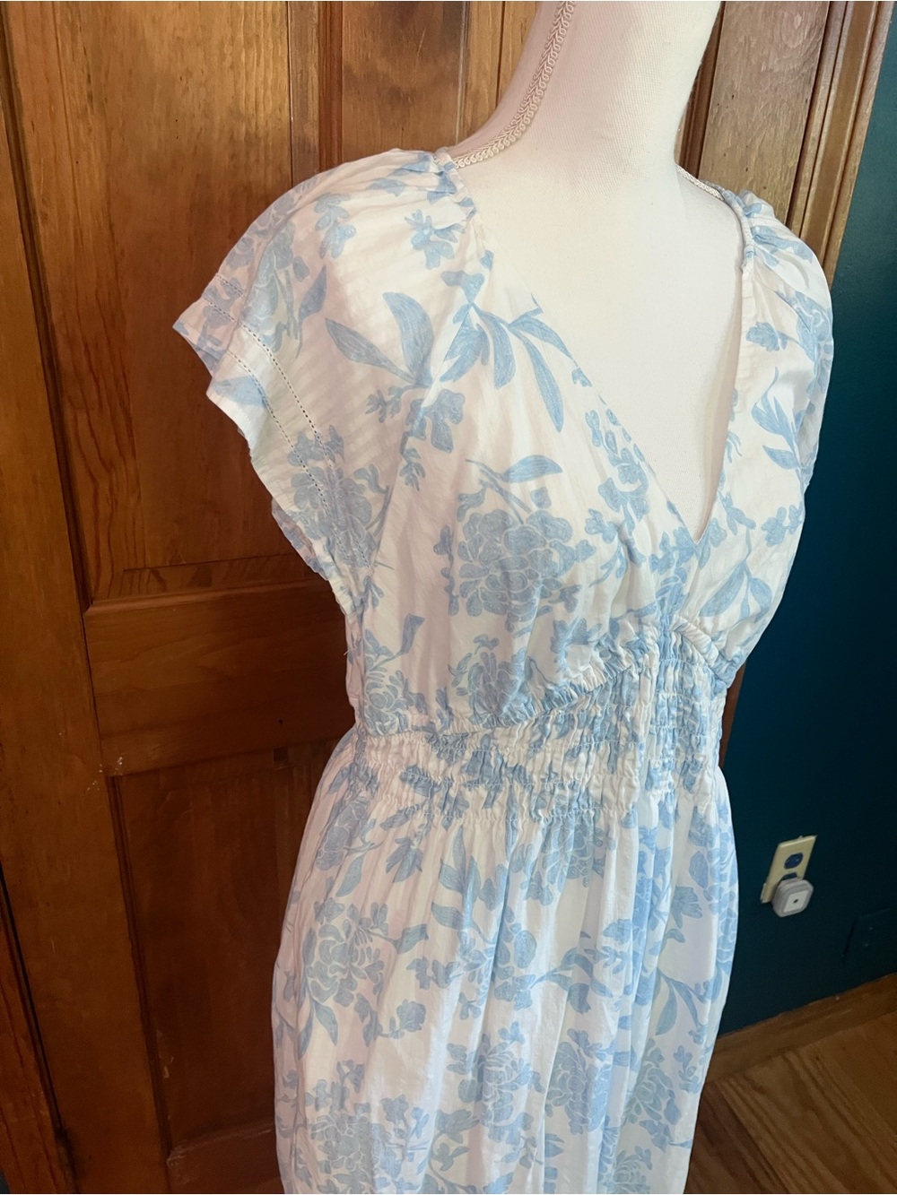 Universal Thread, Smocked Midi A-Line Dress Blue and White Floral - Picture 5 of 9